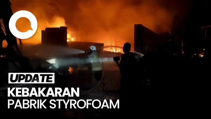 Video: Si Jago Merah Lalap Pabrik Styrofoam di Tabanan Bali  Video: Si Jago Merah Lalap Pabrik Styrofoam di Tabanan Bali