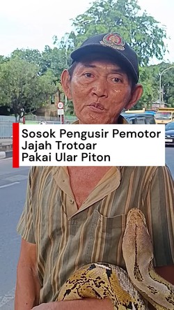 Video: Kisah Lansia di Jaktim Usir Pemotor Jajah Trotoar dengan Ular Piton