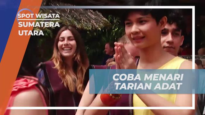 Menari Tarian Adat dengan Kain Ulos di Sumatera Utara