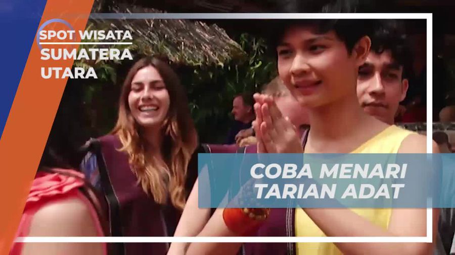 Menari Tarian Adat dengan Kain Ulos di Sumatera Utara Menari Tarian Adat dengan Kain Ulos di Sumatera Utara