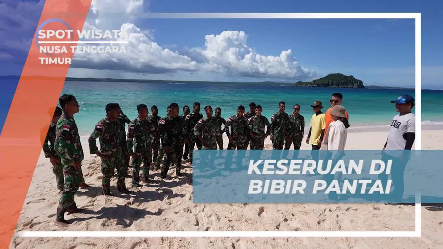 Bergembira di Bibir Pantai Indah di Pulau Ndana, Nusa Tenggara Timur