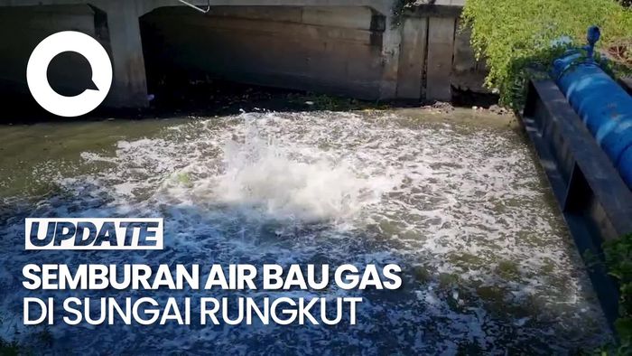 Video: Geger Semburan Air Bau Gas di Sungai Rungkut Surabaya
