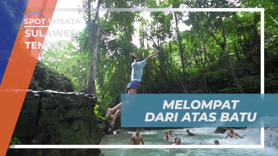 Meloncat Ceria dari Batu di Air Terjun Uwe Molino, Sulawesi Tengah