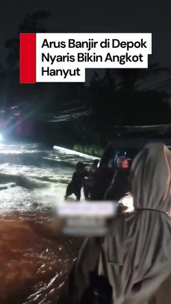 Video: Derasnya Banjir di Depok, Angkot Nyaris Hanyut 