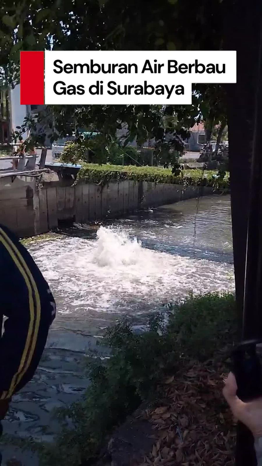 Video: Mencari Tahu Asal Semburan Air Berbau Gas di Rungkut Surabaya Video: Mencari Tahu Asal Semburan Air Berbau Gas di Rungkut Surabaya