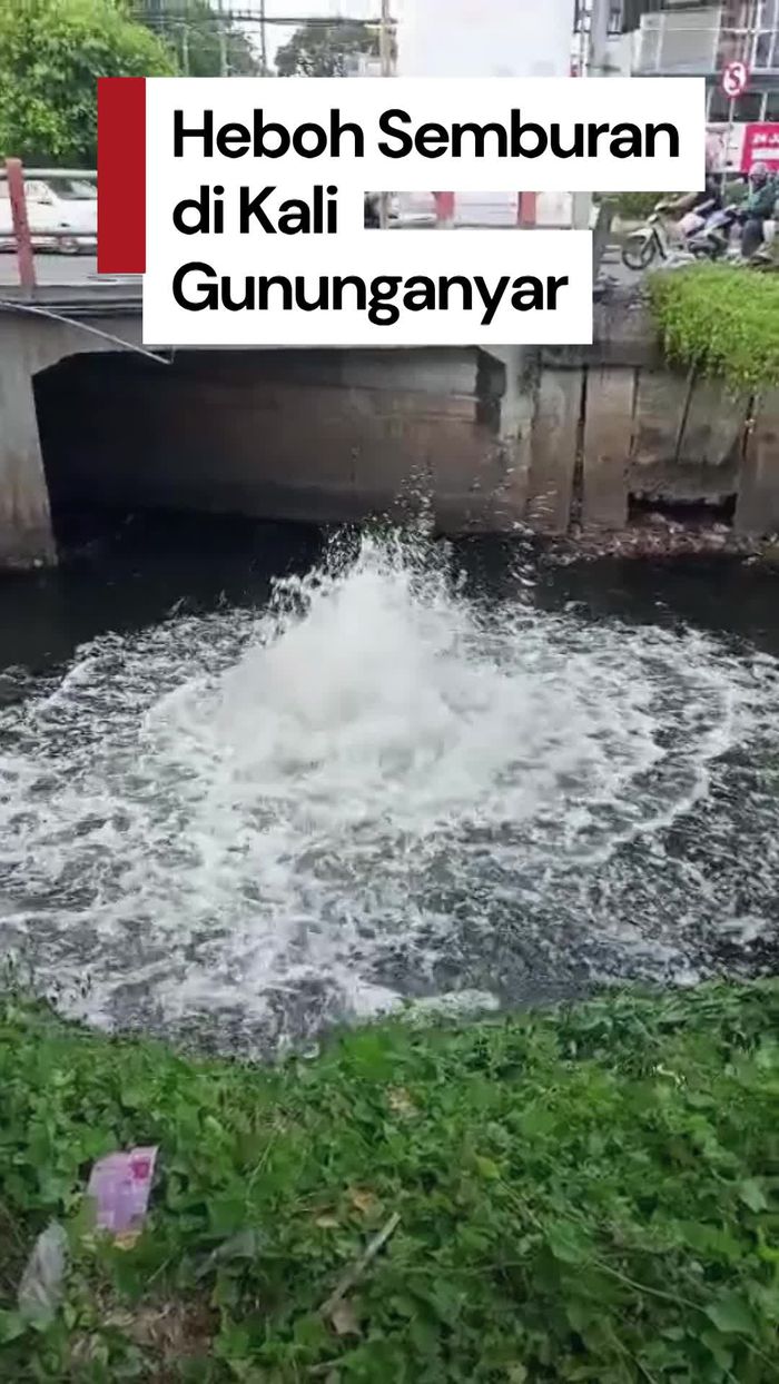 Video: Heboh Semburan Berbau Gas Muncul di Kali Gununganyar Surabaya