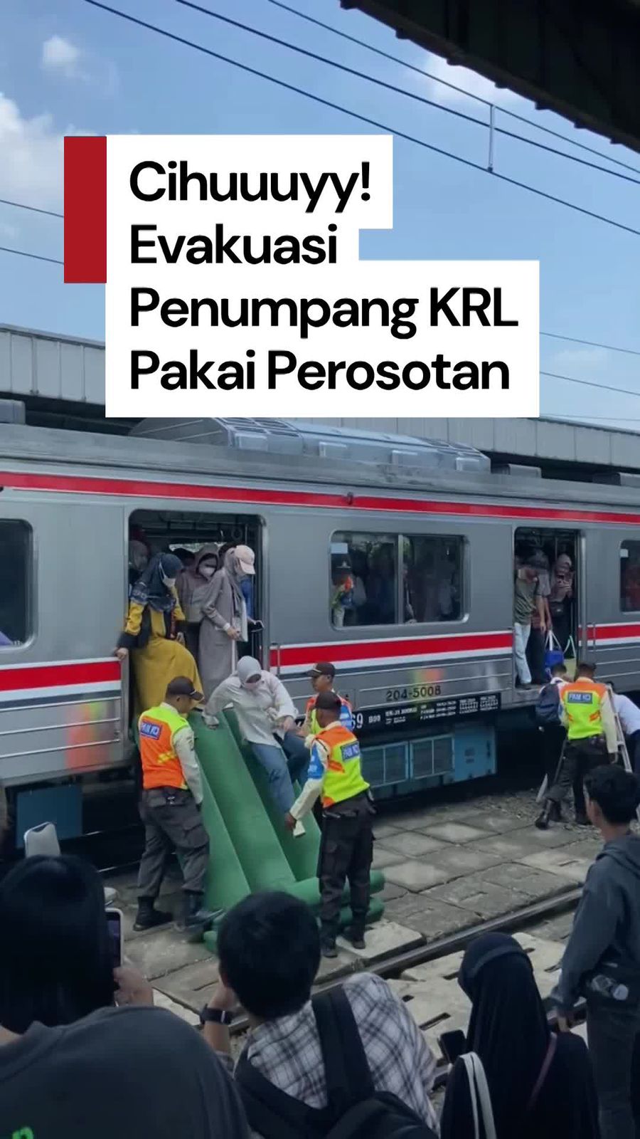 Video: Momen Evakuasi Penumpang KRL Pakai Perosotan di Stasiun Daru Tangerang  Video: Momen Evakuasi Penumpang KRL Pakai Perosotan di Stasiun Daru Tangerang