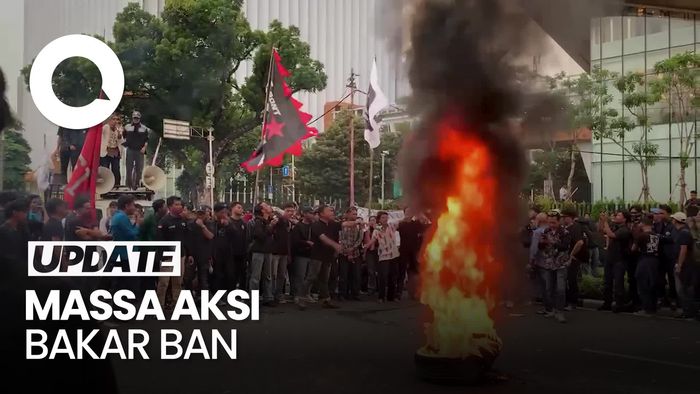 Video Massa Aksi Evaluasi Satu Tahun Prabowo-Gibran Diwarnai Bakar Ban