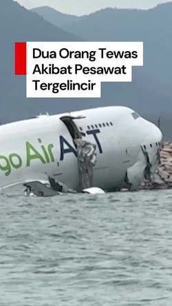Video: Tergelincir Saat Mendarat di Hong Kong, Pesawat Kargo Nyebur ke Laut