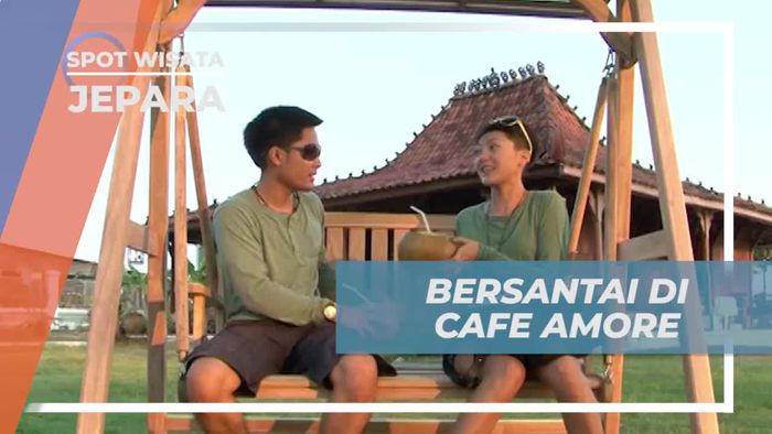 Bersantai Sambil Menikmati Es Kelapa di Cafe Amora, Jepara