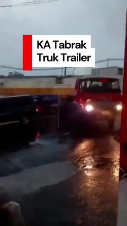 Video: Detik-detik Kecelakaan KA Vs Truk di Kaligawe Semarang