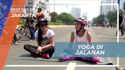 Melakukan Yoga di Tengah Jalanan Jakarta saat Car Free Day   Melakukan Yoga di Tengah Jalanan Jakarta saat Car Free Day