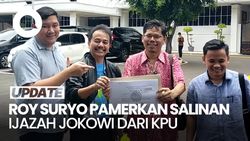 Video: Roy Suryo Pamerkan Salinan Ijazah Jokowi dari KPU RI