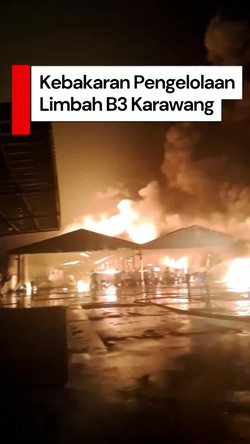 Video Pabrik Pengelolaan Limbah B3 di Karawang Terbakar Hebat