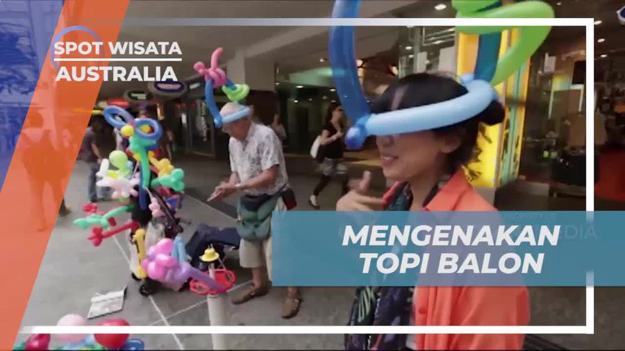 Mengenakan Topi Balon yang Lucu dan Menarik di Brisbane Square, Australia  