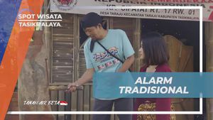 Menggunakan Alarm Tradisional dari Kayu untuk Mengumpulkan Warga di Tasikmalaya  