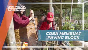 Menyaksikan dan Mencoba Sendiri Membuat Paving Block dari Sampah Plastik di Tasikmalaya  