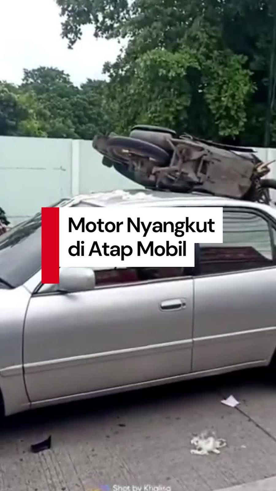 Video: Kecelakaan Maut di Cilegon, Motor Nyangkut di Atap Mobil