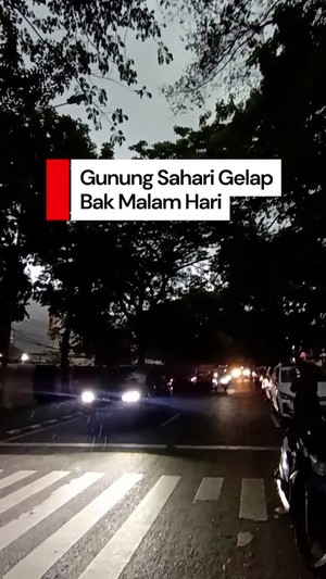 Video: Mendung Sore Ini, Gunung Sahari Jakpus Gelap Bak Malam Hari 