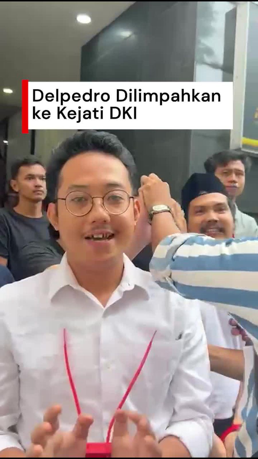Video: Momen Delpedro Dilimpahkan dari Polda Metro Jaya ke Kejati DKI Video: Momen Delpedro Dilimpahkan dari Polda Metro Jaya ke Kejati DKI
