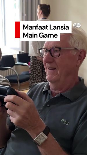 Video: Keseruan Para Lansia Main Game, Ternyata Banyak Manfaatnya Lho!  Video: Keseruan Para Lansia Main Game, Ternyata Banyak Manfaatnya Lho!