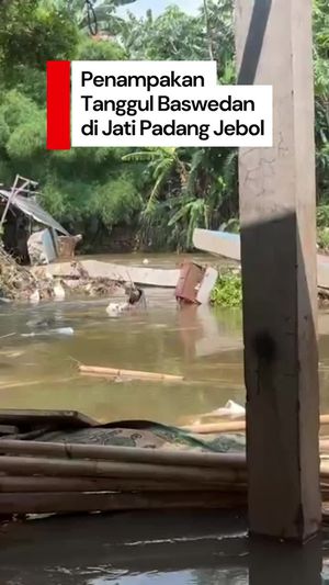 Video Rumah Warga Kebanjiran gegara Tanggul Baswedan Jati Padang Jebol