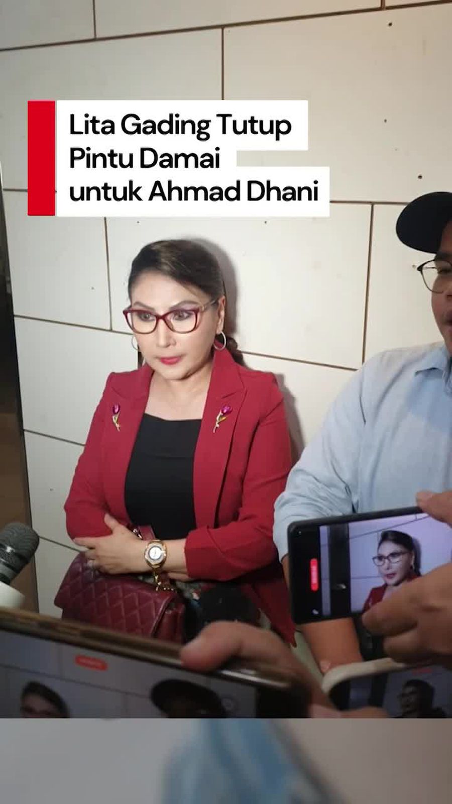 Video: Reaksi Lita Gading Disebut Psikolog Gadungan oleh Ahmad Dhani Video: Reaksi Lita Gading Disebut Psikolog Gadungan oleh Ahmad Dhani