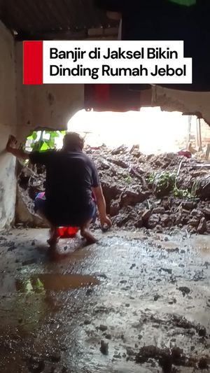 Video: Dinding Rumah Warga di Jati Padang Jaksel Jebol Diterjang Banjir