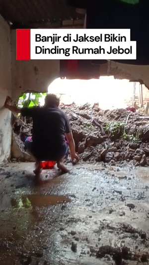 Video: Dinding Rumah Warga di Jati Padang Jaksel Jebol Diterjang Banjir