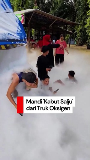 Video: Truk Oksigen Menguap Keluarkan Kepulan Asap Putih, Warga Asyik Selfie