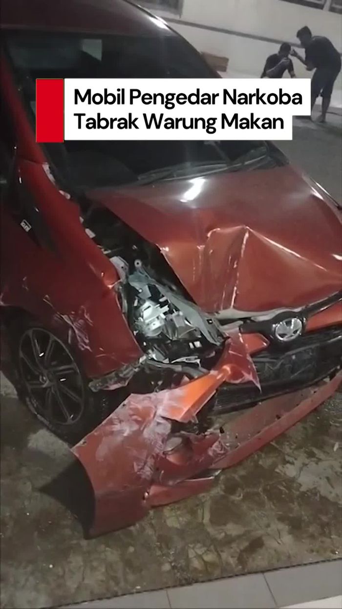 Video: Panik Dikejar Polisi, Mobil Bawa Sabu Tabrak Warung Makan