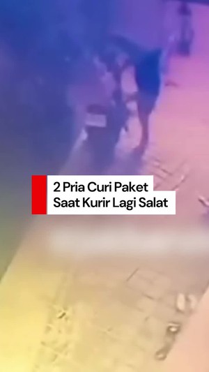 Video: 2 Pria Nekat Curi Sekarung Paket di Jakbar Saat Kurir Lagi Salat