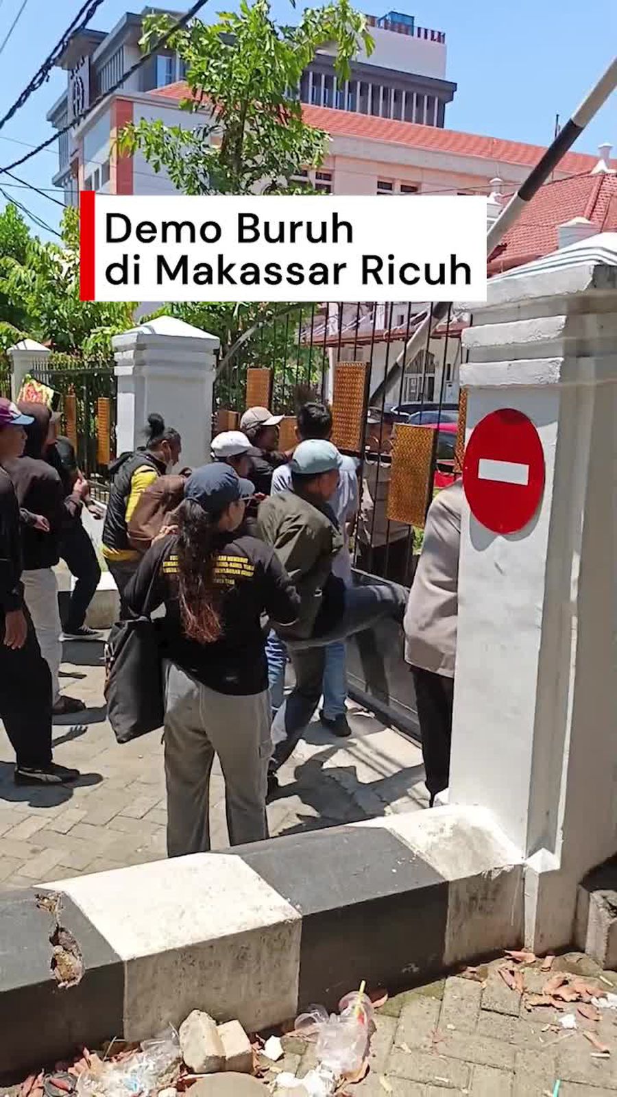 Video: Demo Buruh di PN Makassar Ricuh, Massa Lempar Botol