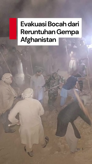 Video: Momen Evakuasi Bocah Perempuan dari Reruntuhan Gempa Afghanistan