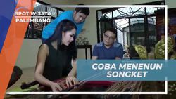 Menenun Sendiri Kain Songket di Palembang  