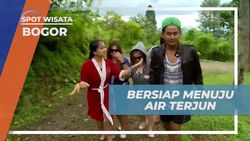 Bersiap dan Menikmati Perjalanan Menuju Air Terjun di Bogor dengan Kostum Unik 