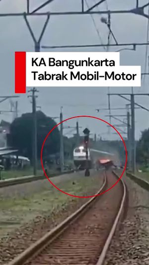 Video: Detik-detik KA Bangunkarta Tabrak Motor-Mobil di Sleman