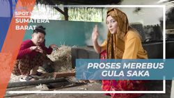 Merebus Air Tebu Menjadi Gula Saka di Tungku Tradisional di Nagari Kapau, Sumatera Barat  
