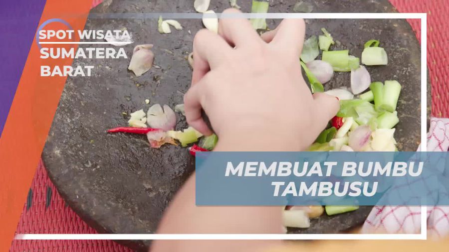 Membuat Bumbu Tambusu dengan Mengulek Rempah di Nagari Kapau, Sumatera Barat  