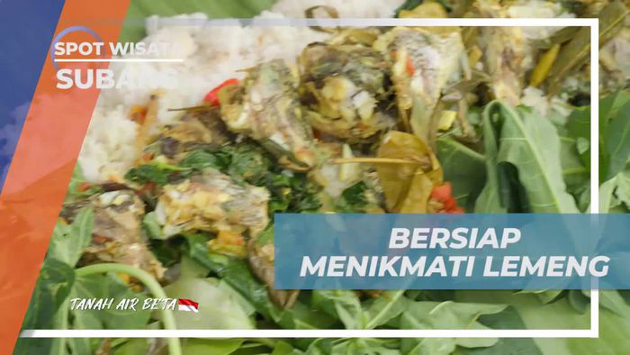 Menyiapkan dan Menikmati Lemeng Bersama di Atas Daun Pisang di Desa Cibuluh, Subang  