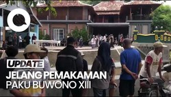 Video: Suasana Jelang Pemakaman Raja Keraton Solo PB XIII