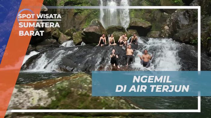 Mengisi Tenaga dengan Ngemil Kudapan Khas di Air Terjun Lubuk Hitam, Sumatera Barat  