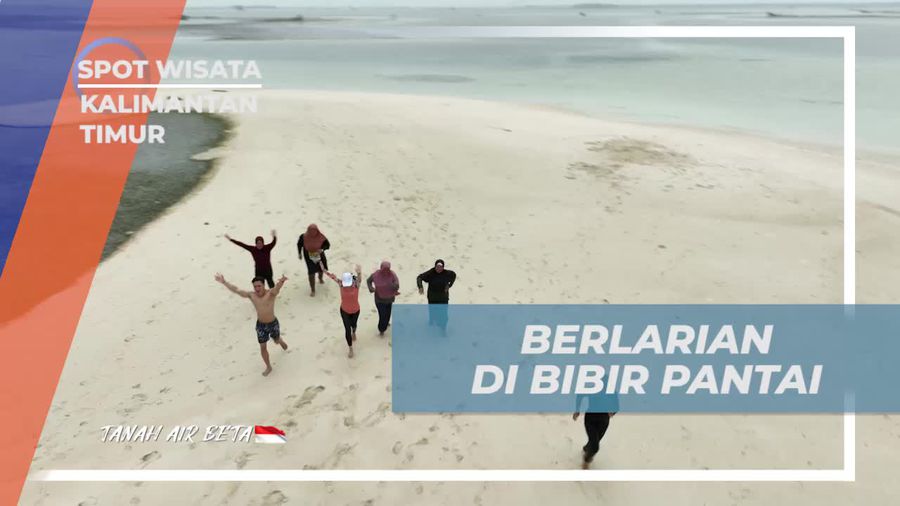Berlarian dan Bermain di Bibir Pantai Pulau Segajah bersama Warga Kalimantan Timur  