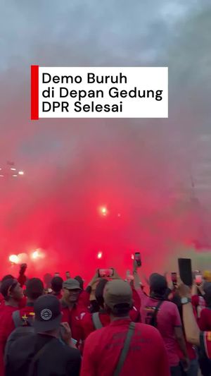 Video: Nyala Flare-Lagu Internasionale Tutup Aksi Demo Buruh di Gedung DPR