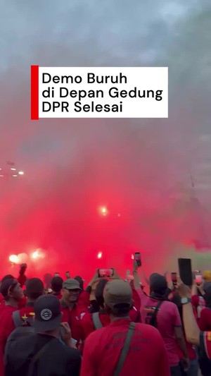 Video: Nyala Flare-Lagu Internasionale Tutup Aksi Demo Buruh di Gedung DPR