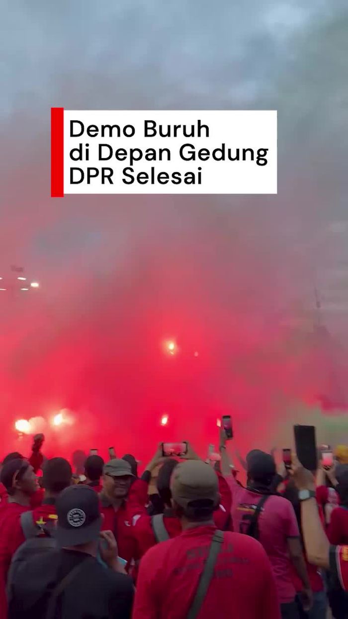 Video: Nyala Flare-Lagu Internasionale Tutup Aksi Demo Buruh di Gedung DPR