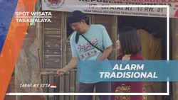 Menggunakan Alarm Tradisional dari Kayu untuk Mengumpulkan Warga di Tasikmalaya  