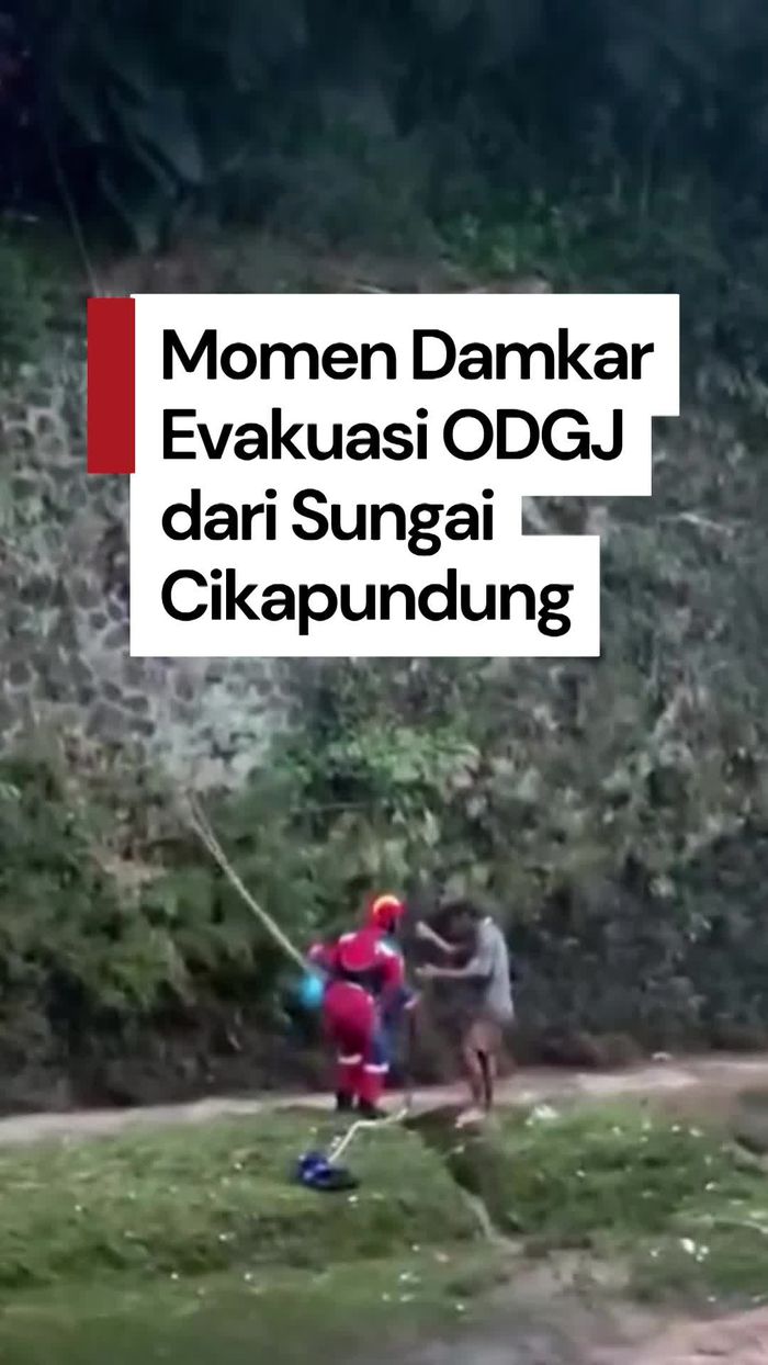  Video: Aksi Heroik Damkar di Bandung Evakuasi ODGJ Terjebak Aliran Sungai 