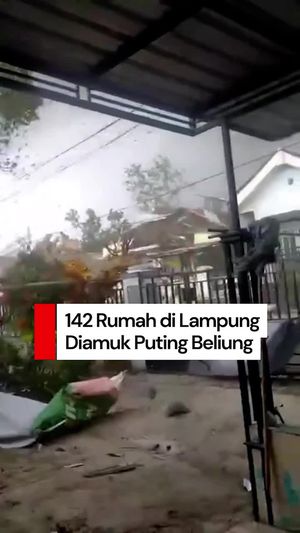 Video: Dahsyatnya Puting Beliung Amuk 142 Rumah dan Fasum di Lampung