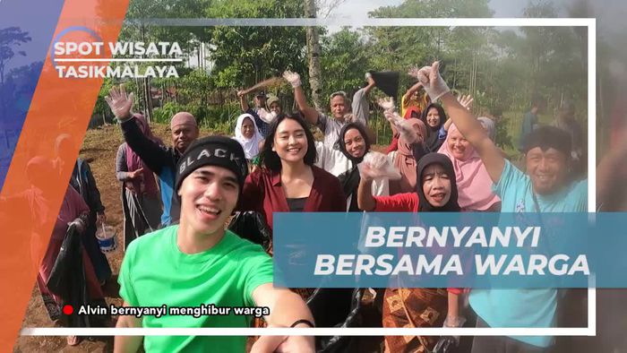 Bernyanyi dan Berjoget Bersama Warga Saat Membersihkan Sampah di Desa Taraju Tasikmalaya  
